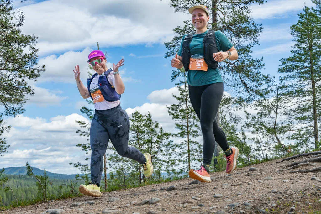Kaksi juoksijaa kallioisella polulla NUTS Syöte 2026 -tapahtumassa. Kuva: Rami Valonen.